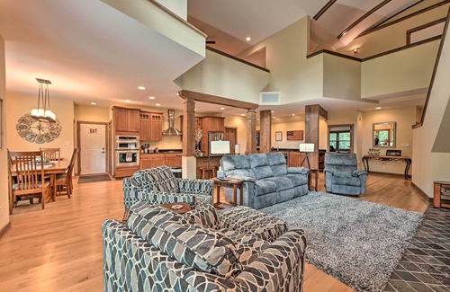 Rome House | Nekoosa Golf Course Retreat w/Hot Tub!
