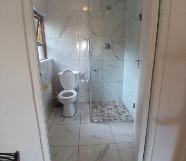 Ottery Apartment | Neo & Ruks Guest Houses Boston Belleville 5