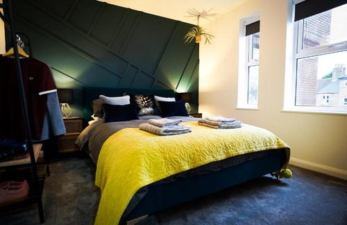 Peterborough Apartment | Neon Road at Park House Peterborough City Centre Apartment
