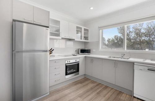Port Elliot Apartment | Neptune - 2 4 Hutton St Port Elliot Linen Included
