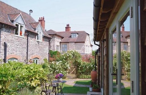 Picklescott House | Nest Holiday Hideaway Wren Cottage-Beautiful Location in the Long Mynd Area of Outstanding Natural Beauty- WHIRLPOOL JACUZZI BATH!