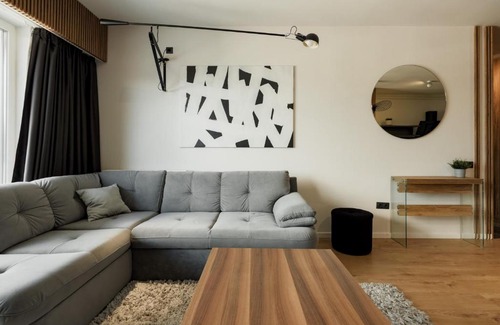 Old Town Apartment | Nest Inn Mirror Apartment