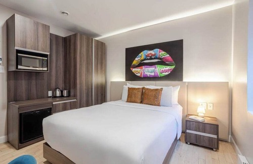 Gay Village Hotel | Nest Queen – Downtown MTL Stay