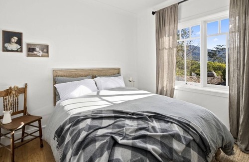 Barrengarry House | Nestled Beneath the Magnificent Barrengarry Escarpment