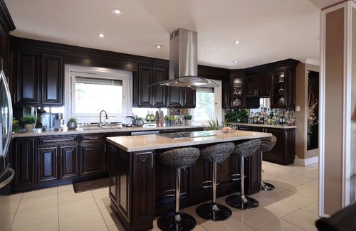 Tyrone House | Nestled in the heart of Clarington with its own fresh-water swimming pond!