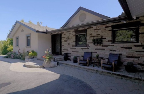 Tyrone House | Nestled in the heart of Clarington with its own fresh-water swimming pond!