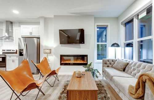 Calgary House | Neutral Living/6beds/4Bedroom+Bonus Room/Free Parking on Premises
