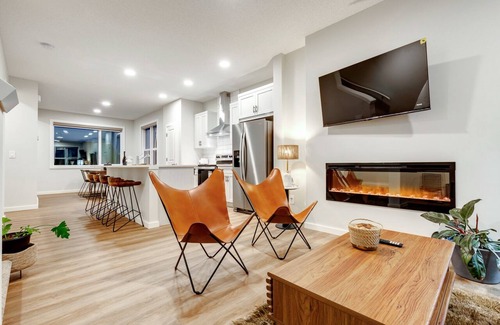 Calgary House | Neutral Living/6beds/4Bedroom+Bonus Room/Free Parking on Premises