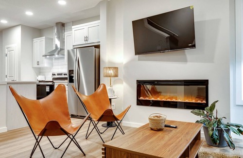 Calgary House | Neutral Living/6beds/4Bedroom+Bonus Room/Free Parking on Premises