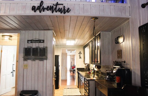 Cherry Log Cabin | Neverland Escape | Riverfront, Hot Tub & Games