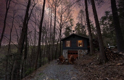 Cherry Log Cabin | Neverland Escape | Riverfront, Hot Tub & Games