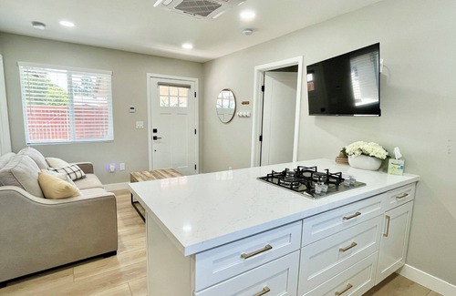 South Redlands Apartment | NEW 1-bdrm with kitchen /living room in Guesthouse with Wifi, AC & soft water