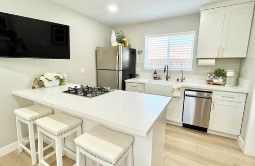 South Redlands Apartment | NEW 1-bdrm with kitchen /living room in Guesthouse with Wifi, AC & soft water