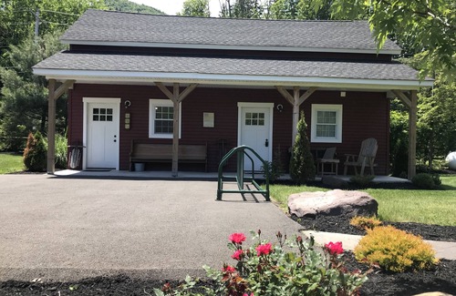 Hunter House | New 1 Br Barn Apartment near Schoharie Creek in Hunter Village