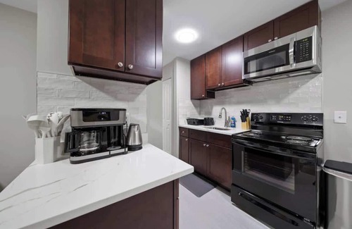 Warren Apartment | New 1BD Apartment Near Ferndale