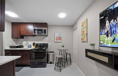 Warren Apartment | New 1BD Apartment Near Ferndale