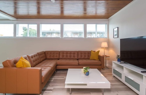 South Central House | New 2 Bed steps to downtown and beach