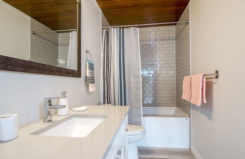 South Central House | New 2 Bed steps to downtown and beach