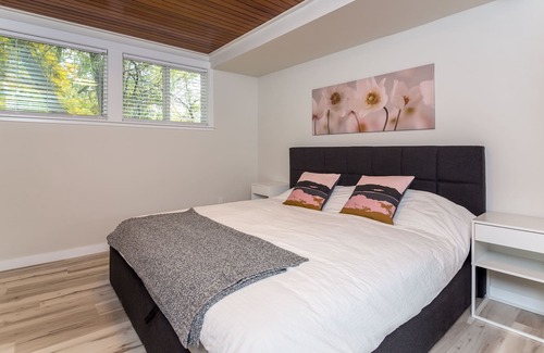South Central House | New 2 Bed steps to downtown and beach