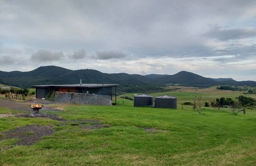 Dorrigo Mountain House | New 2 bedroom off-grid eco cottage 1 minute from Dorrigo National Park