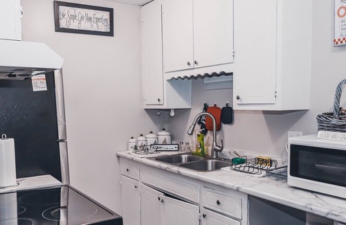 Lyn-Lake Condo | New! 20% off-Uptown Charm - Quiet Condo + Free Parking next to Attractions