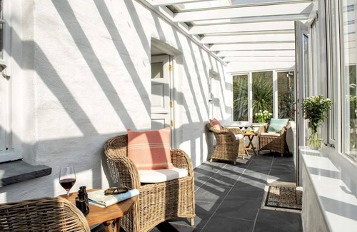 Par Cottage | NEW 2021, Idyllic Cottage in Polkerris, by the beach, sea views, near Fowey.