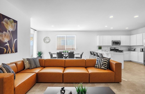 Goodyear House | NEW 2024 HOME 3BR/2BA, 2 CAR GARAGE, LEVEL 2 EV CHARGER, 86" TV, AND KING BED