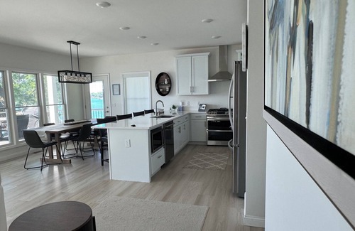 Sister Lakes House | New 2024! Stunning lake front home Magician Lk, 5 bedrms, 6 baths, Sleeps 14