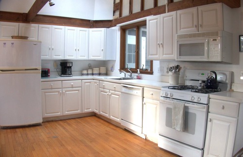 East Harwich Cabin | NEW 2025! Family friendly cabin in Harwich, water peek & walk to private beach