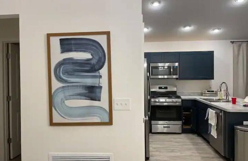 Wildwood House | New 2bd/2bath villa. 1 block to PB court & pool