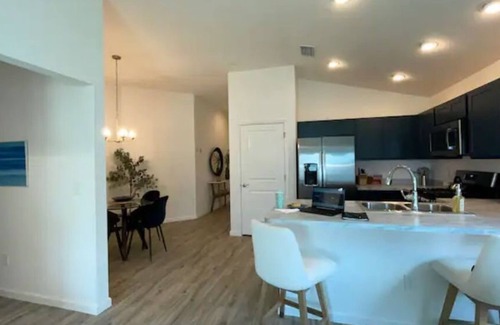 Wildwood House | New 2bd/2bath villa. 1 block to PB court & pool