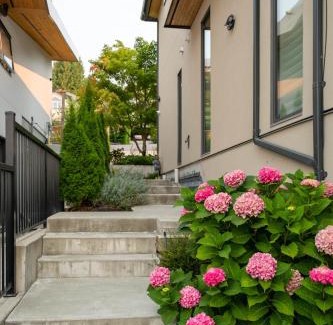 Dundarave House | New 2BR Suite With Great Ocean View in West Vancouver