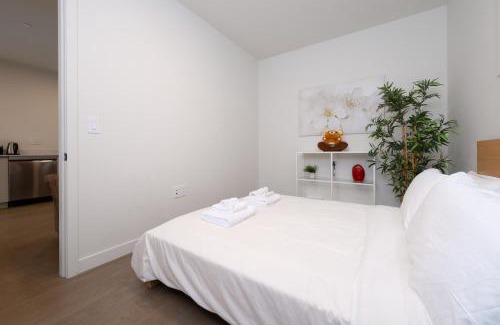 Dundarave House | New 2BR Suite With Great Ocean View in West Vancouver