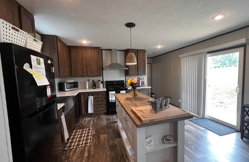 Goreville House | New 3 bd 2 bath Lake of Egypt. Sleeps 6. Pet friendly. Room to park boat and RV.