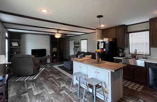 Goreville House | New 3 bd 2 bath Lake of Egypt. Sleeps 6. Pet friendly. Room to park boat and RV.
