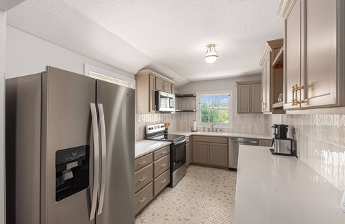 Prairie Village House | NEW 3 bed 2 bath - Dog friendly