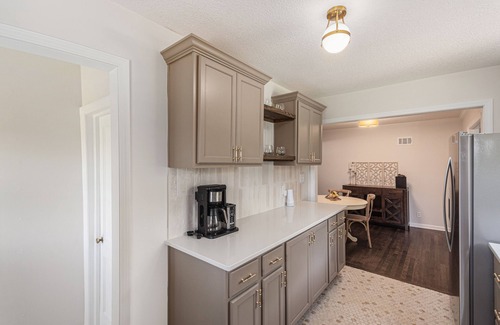 Prairie Village House | NEW 3 bed 2 bath - Dog friendly