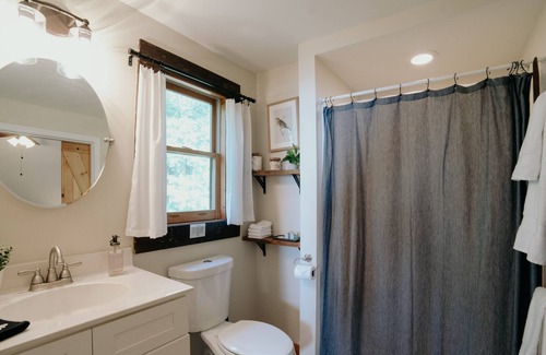 Bostic Cabin | New! 3 Bedroom Cabin with Stunning Views & Hot Tub