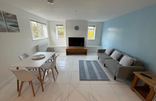 Chepstow Apartment | New 3 Bedroom Flat Close to Station
