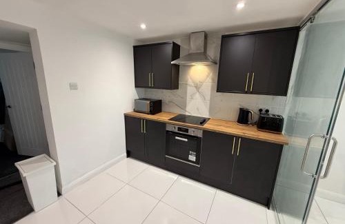 Chepstow Apartment | New 3 Bedroom Flat Close to Station