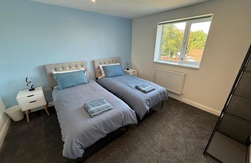 Chepstow Apartment | New 3 Bedroom Flat Close to Station