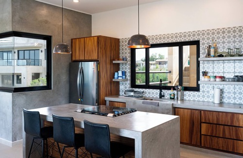 La Ventana House | New 3-bedroom Home - Pool & jacuzzi - 10 minute walk to South beach