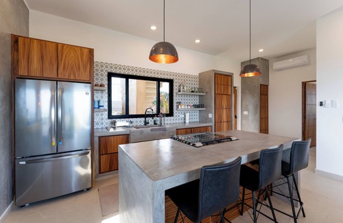 La Ventana House | New 3-bedroom Home - Pool & jacuzzi - 10 minute walk to South beach