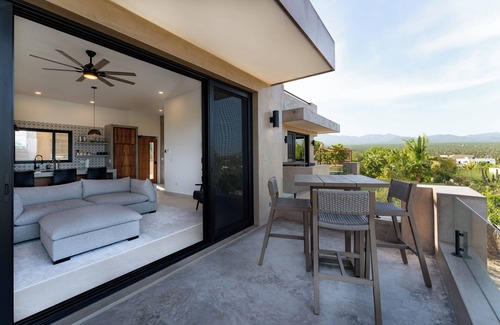 La Ventana House | New 3-bedroom Home - Pool & jacuzzi - 10 minute walk to South beach