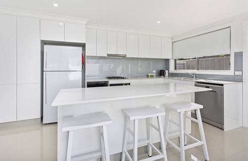 Lake Illawarra Apartment | New 3 bedroom Townhouse - 6 Adults & 2 children, a few mins walk to Beach & Lake
