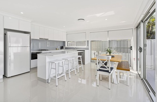 Lake Illawarra Apartment | New 3 bedroom Townhouse - 6 Adults & 2 children, a few mins walk to Beach & Lake
