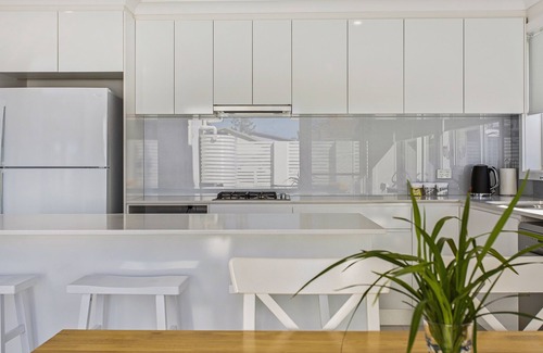 Lake Illawarra Apartment | New 3 bedroom Townhouse - 6 Adults & 2 children, a few mins walk to Beach & Lake