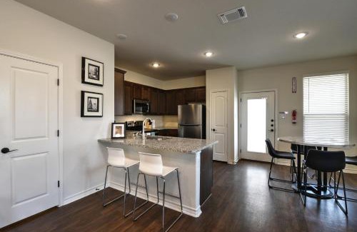 West San Antonio Apartment | New 3 Bedroom Vacation Home Lackland/Sea World/La Cantera