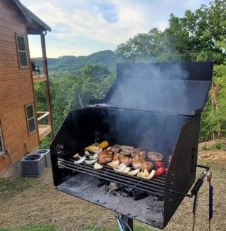 Pigeon Forge Ski Chalet | New/3 King Suites/Sleeps12/View/5 mi to PF/Hot tub
