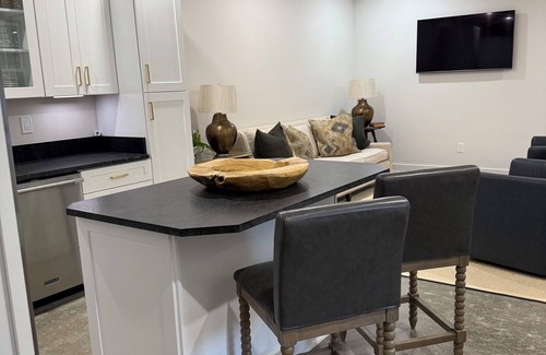 Oxford Cottage | New 3BR/2BA - Walk to Square. Ideal for Game Day & Family Stays